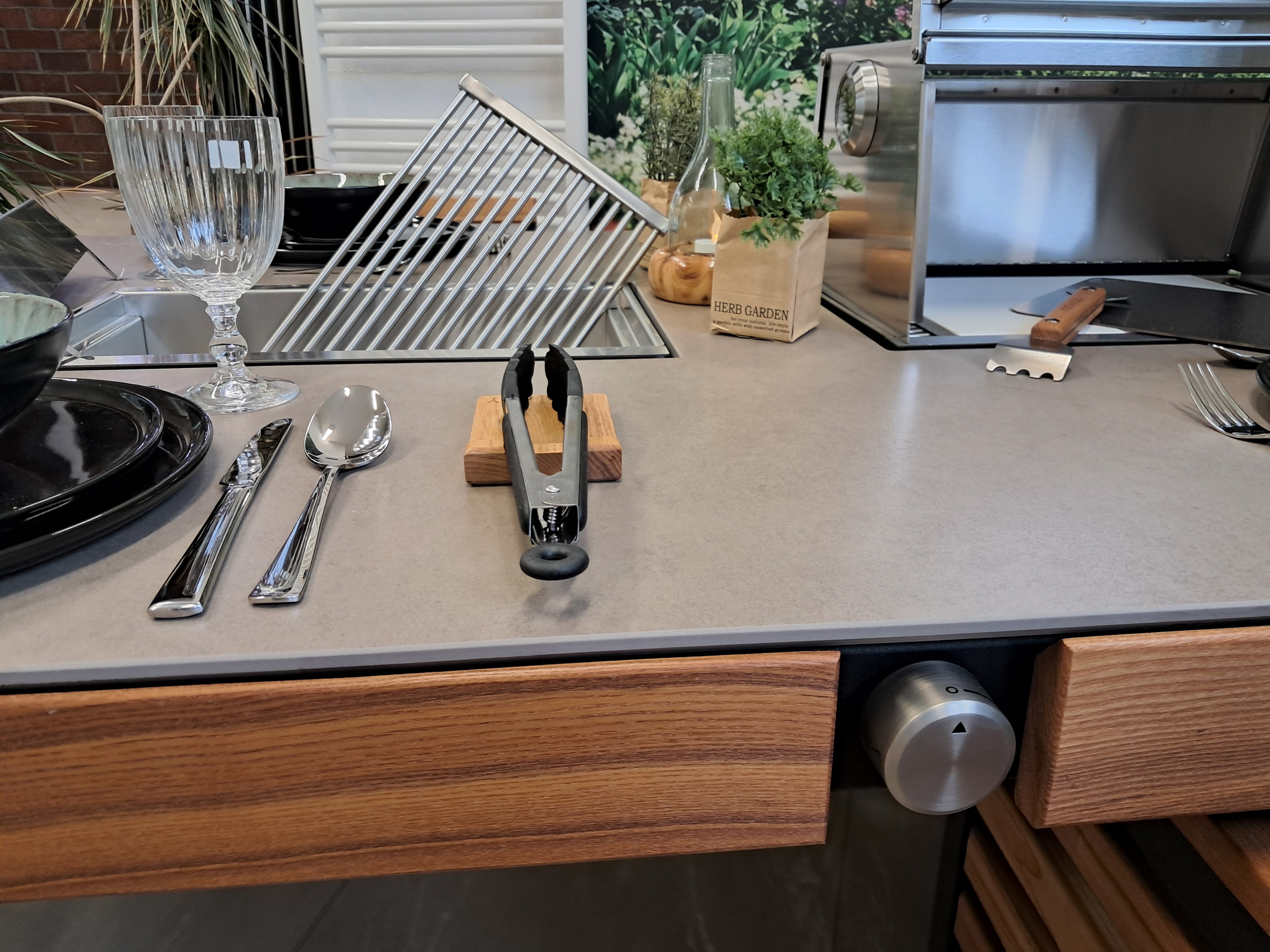 Jeder Grillplatz einzelln steuerbar. Jeder Grillplatz einzelln steuerbar.